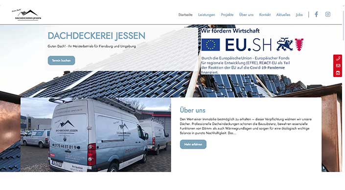 Zwei weiße Transporter vor einem Gebäude und ein Dach mit Solarpaneelen, Webseite mit Informationen über Dachdeckerleistungen und Energiesparen.