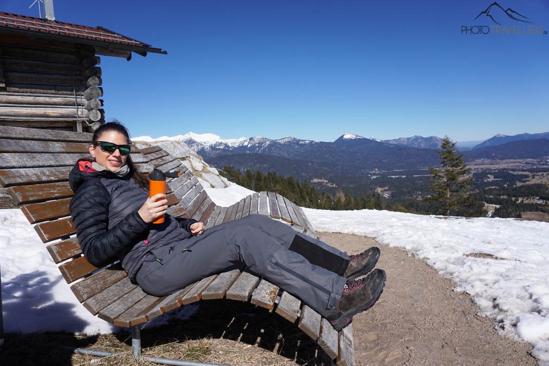 Reisebloggerin Biggi Bauer auf einer Sonnenliege am Hohen Kranzberg