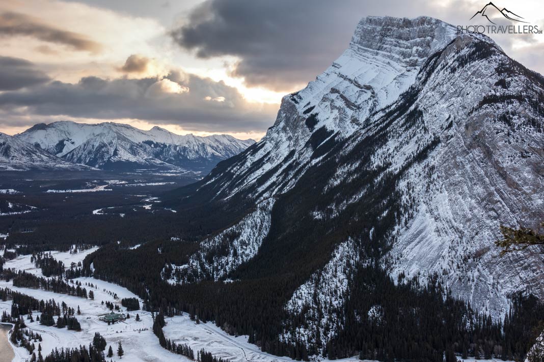 Blick auf den Mount Rundle am Morgen