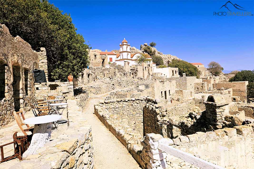Eine weiße Kirche erhebt sich inmitten der Ruinen des verlassenen Dorfes Mikro Chorio