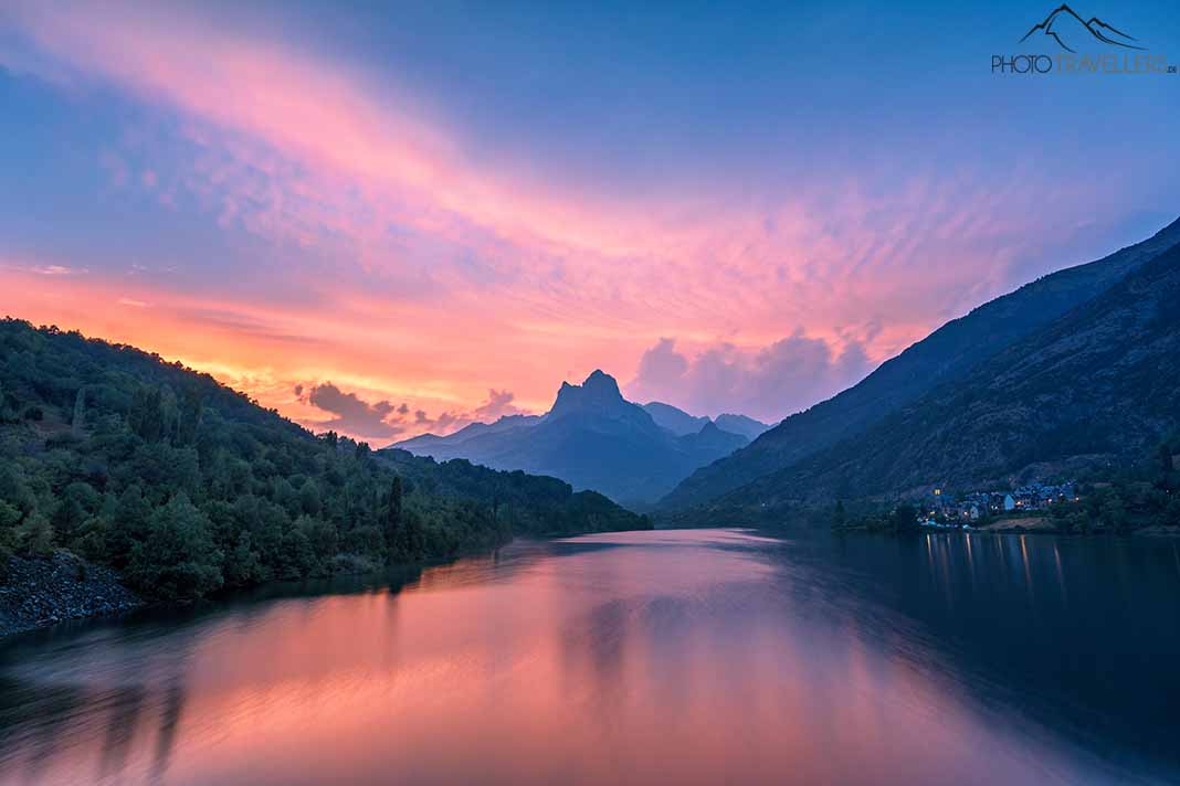 Blick über den Lanuza-Stausee mit der Peña Foratata, entwickelt mit 3300 Kelvin