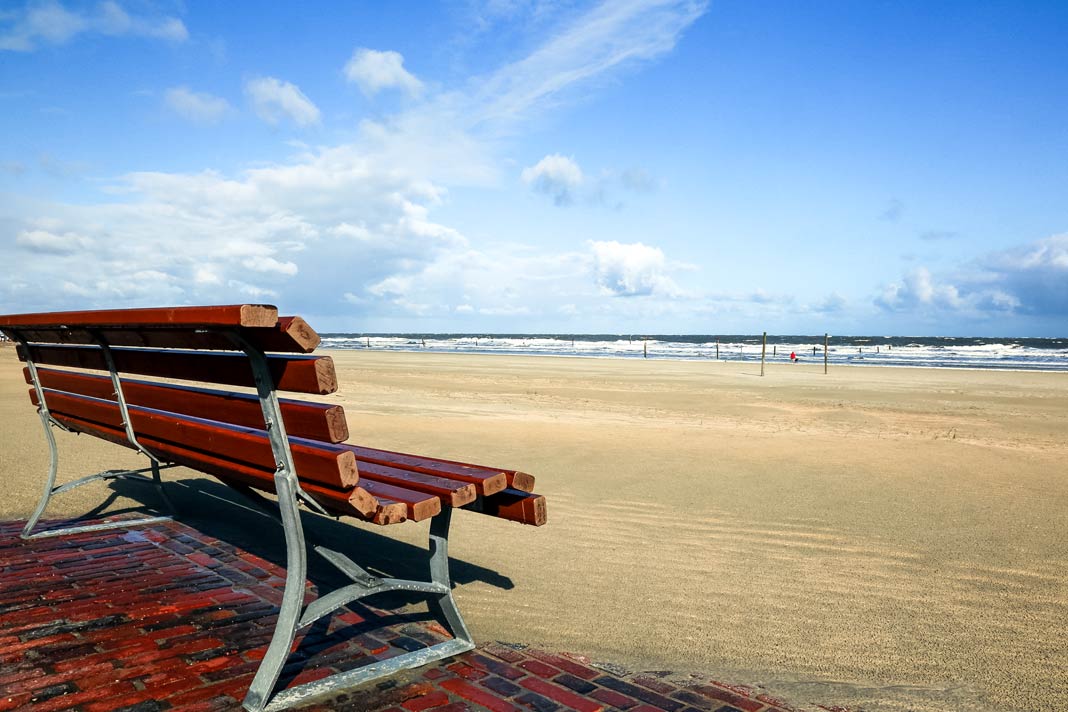 Eine Bank zum Ausruhen am Nordstrand