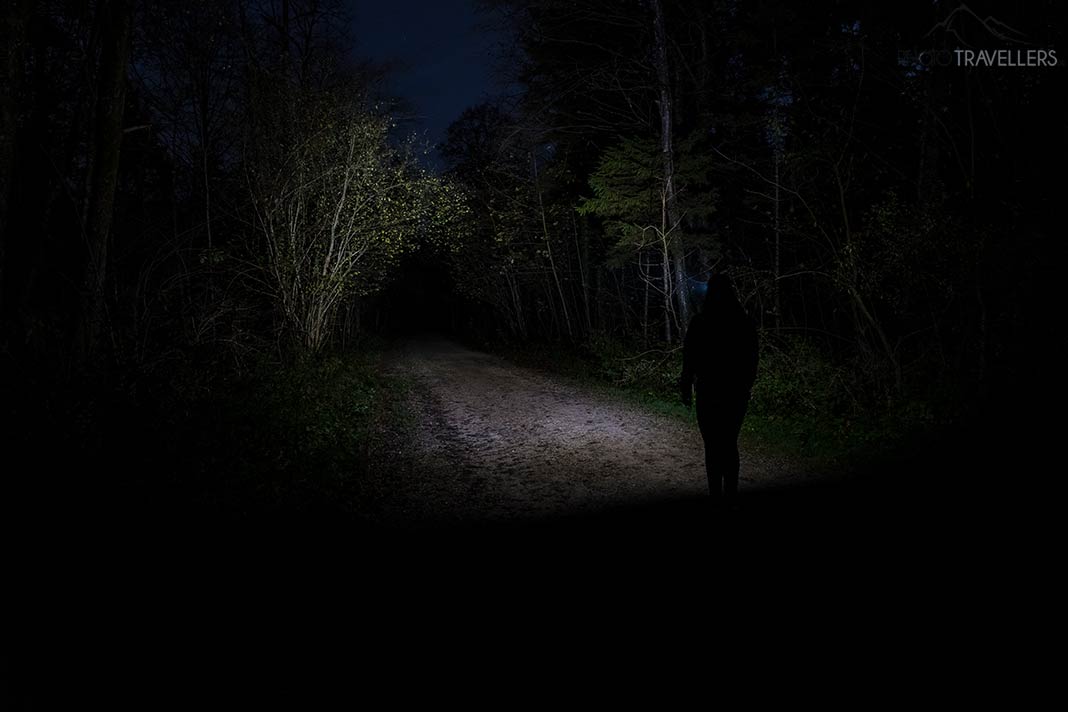 Die Lichtausbeute der LED-Kopflampe Fenix HM23 im Test nachts im Wald