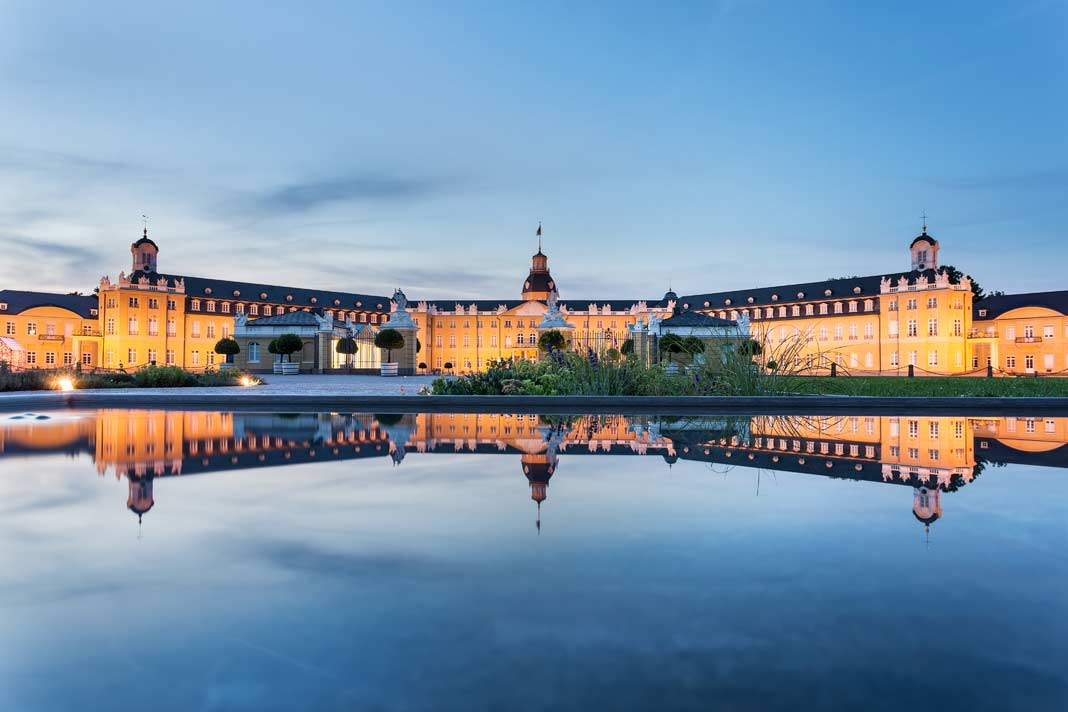 Das Schloss Karlsruhe spiegelt sich im Wasser