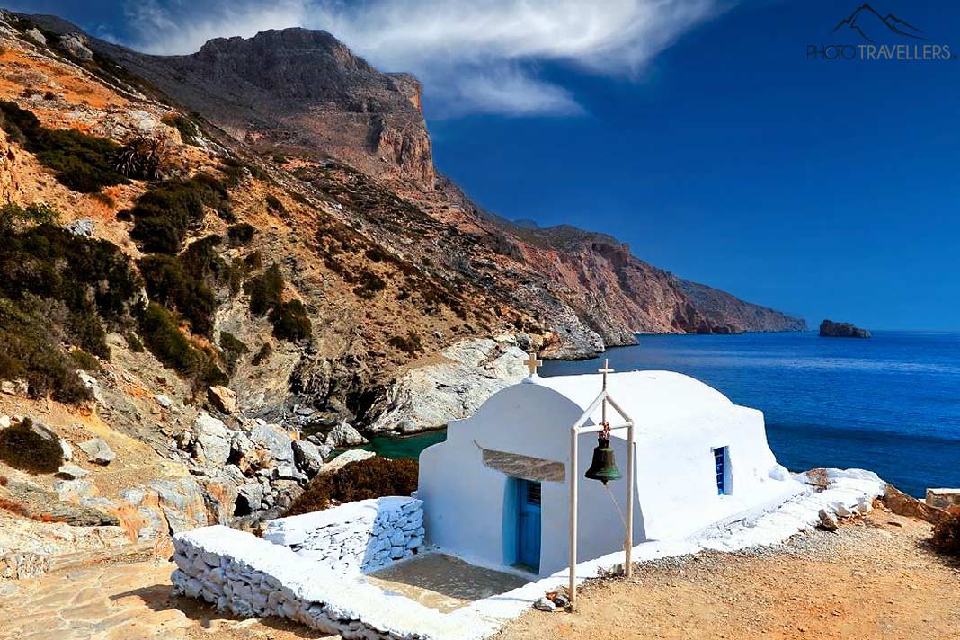 Die weiße Kapelle Agia Anna liegt vor Steilfelsen direkt am Meer