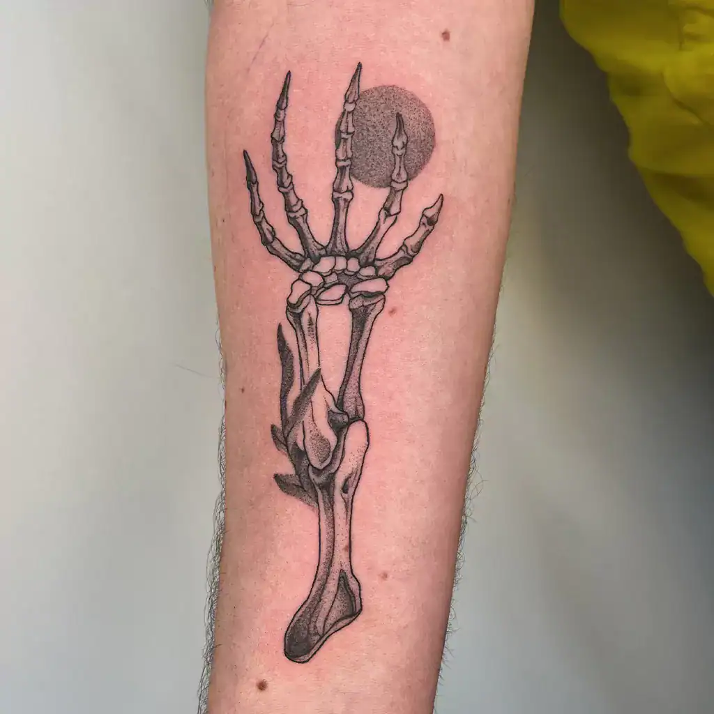 Fineline Dotwork Tattoo einer Skeletthand mit Arm