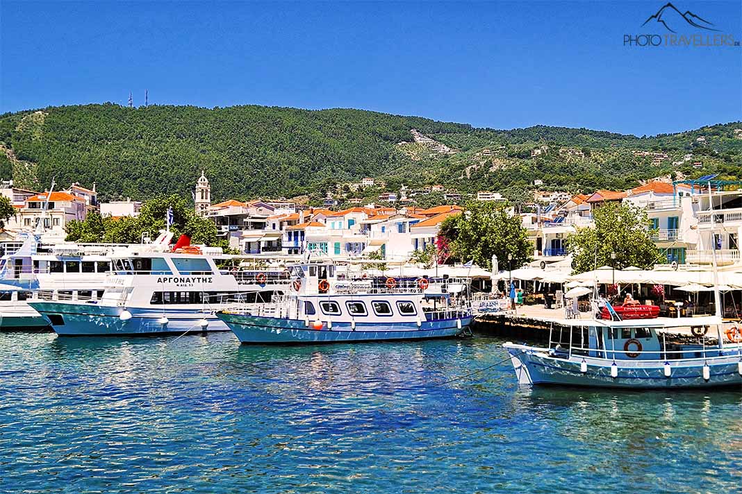Mehrere Ausflugsboote ankern im Alten Hafen von Skiathos