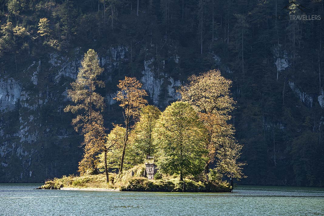 Eine von der Sonne angestrahlte Insel im Königssee