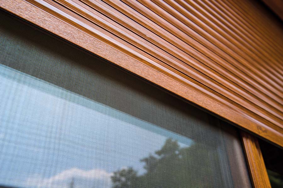 Předokenní rolety na okně