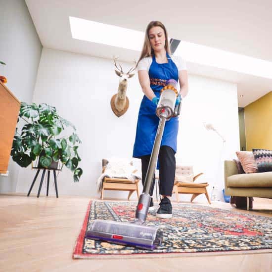 Werkster is aan het stofzuigen schoonmakersdirect.nl Werkster is aan het stofzuigen schoonmakersdirect.nl