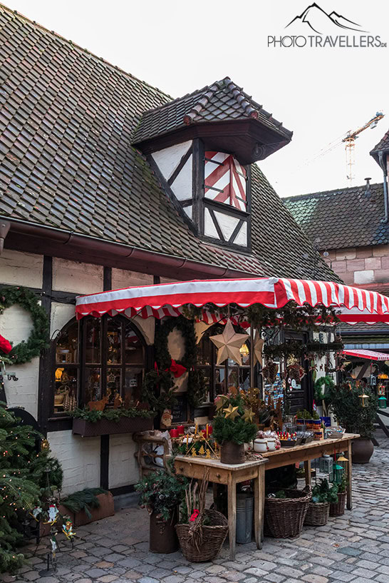 Ein Weihnachtsstand im Handwerkerhof in Nürnberg