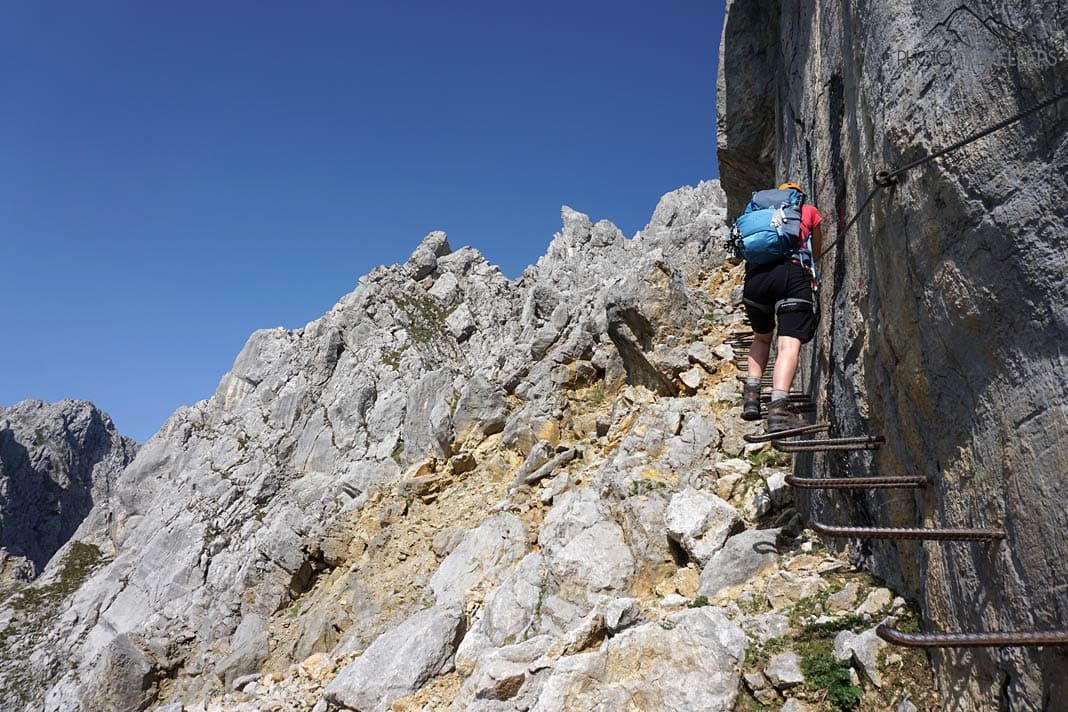 Reisebloggerin Biggi Bauer auf der sogenannten Jägerwandtreppe, die an einer steilen Felswand nach oben führt