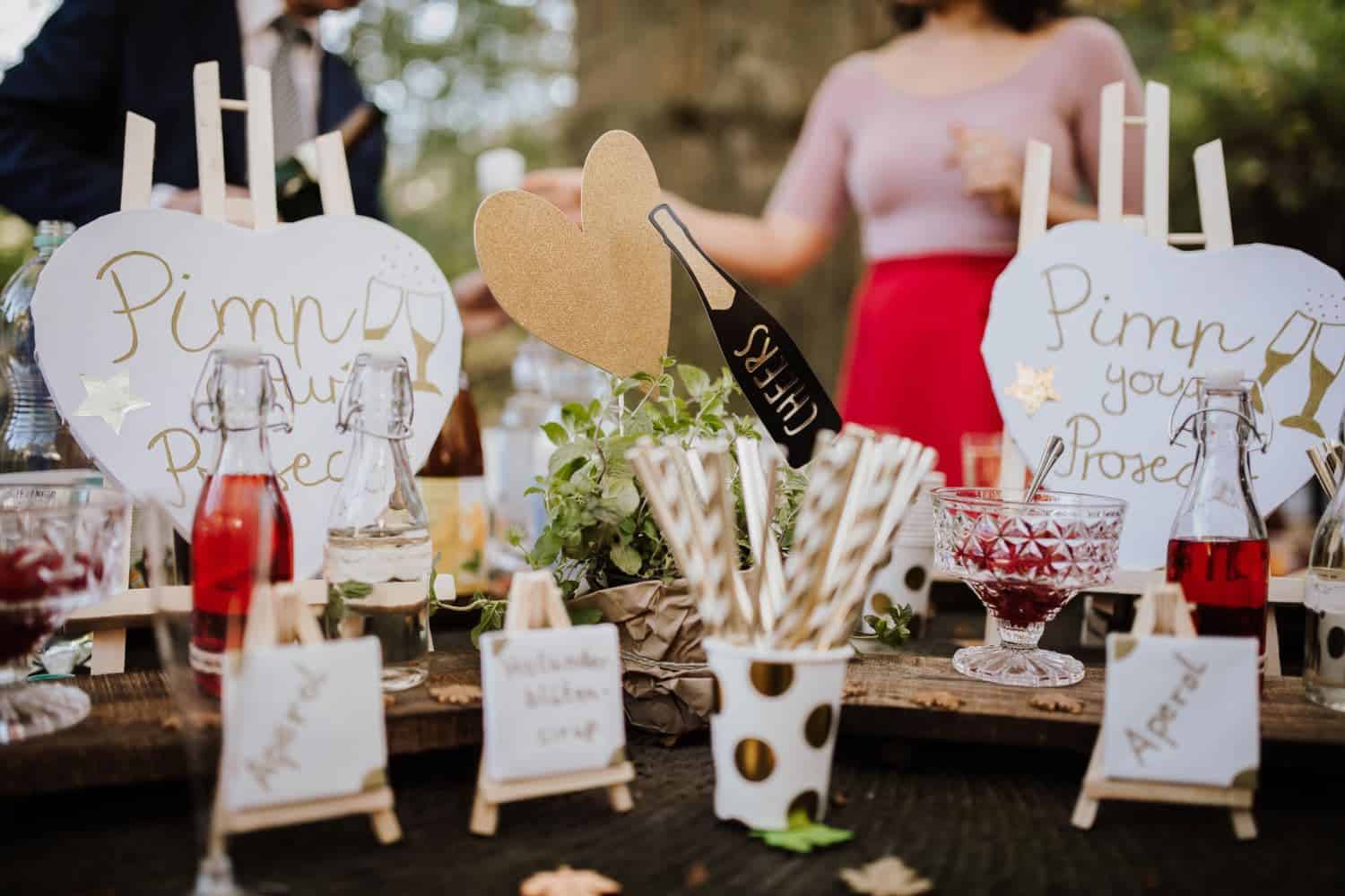 Liebevoll dekorierte Prosecco-Bar mit Drinks und Sirupen bei einer Hochzeitsreportage NRW.