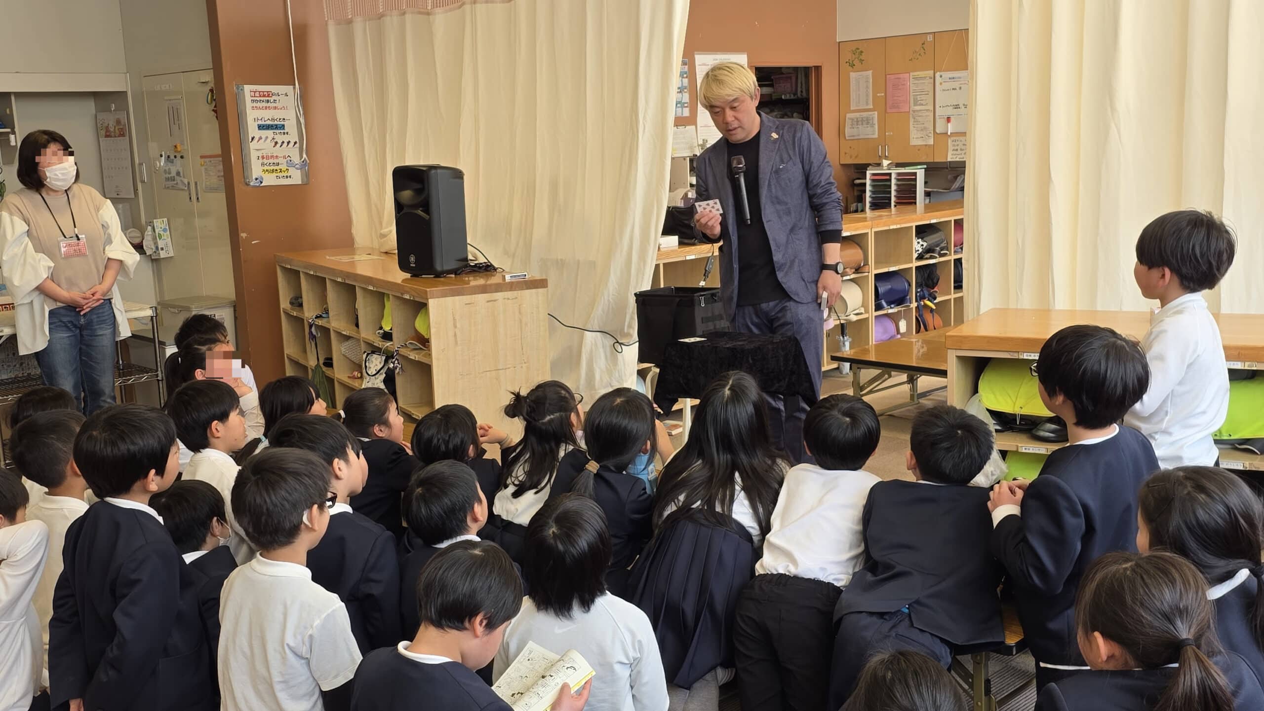 ふるさと高岡市中田の学童保育でマジックショー!娘アシスタントと一緒に届けた30分間 5 学童保育マジックショーで子どもがお手伝いに立ち上がる場面