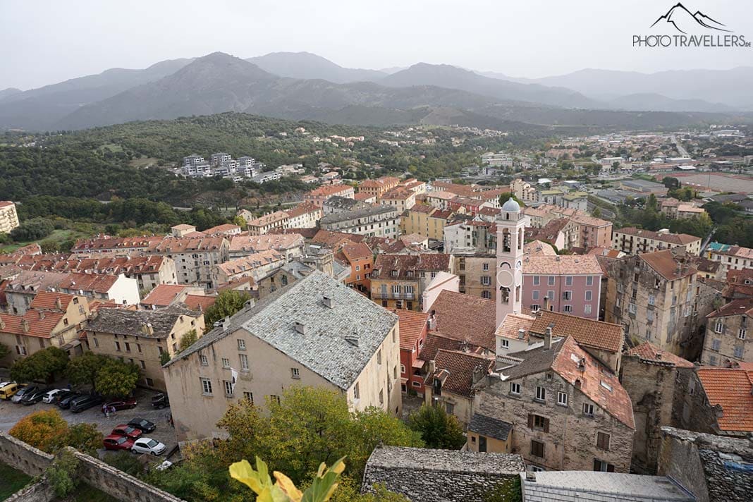 Der Blick von der Zitadelle über die Altstadt von Corte auf Korsika