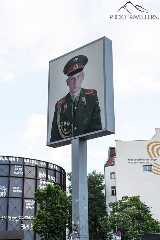 Blick auf ein Bild, das einen Soldaten zeigt