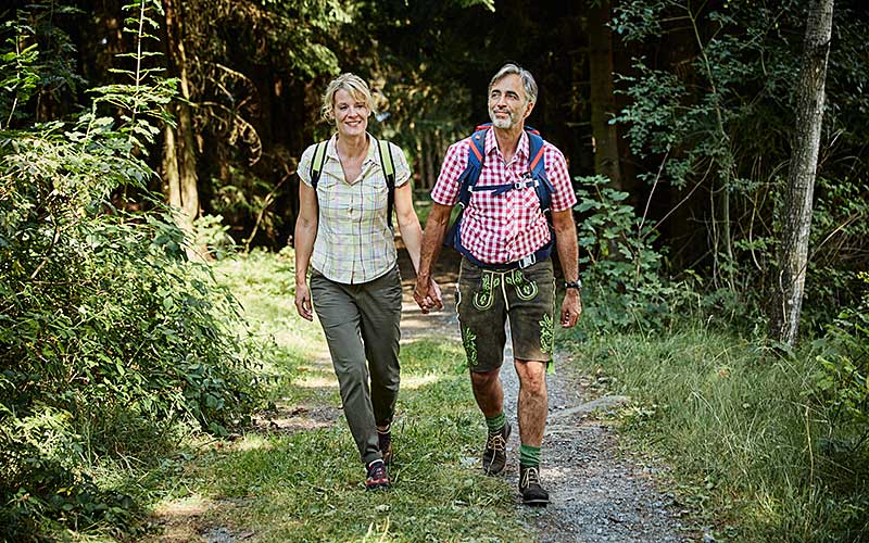 Paar beim Wandern im Bayerischen Wald