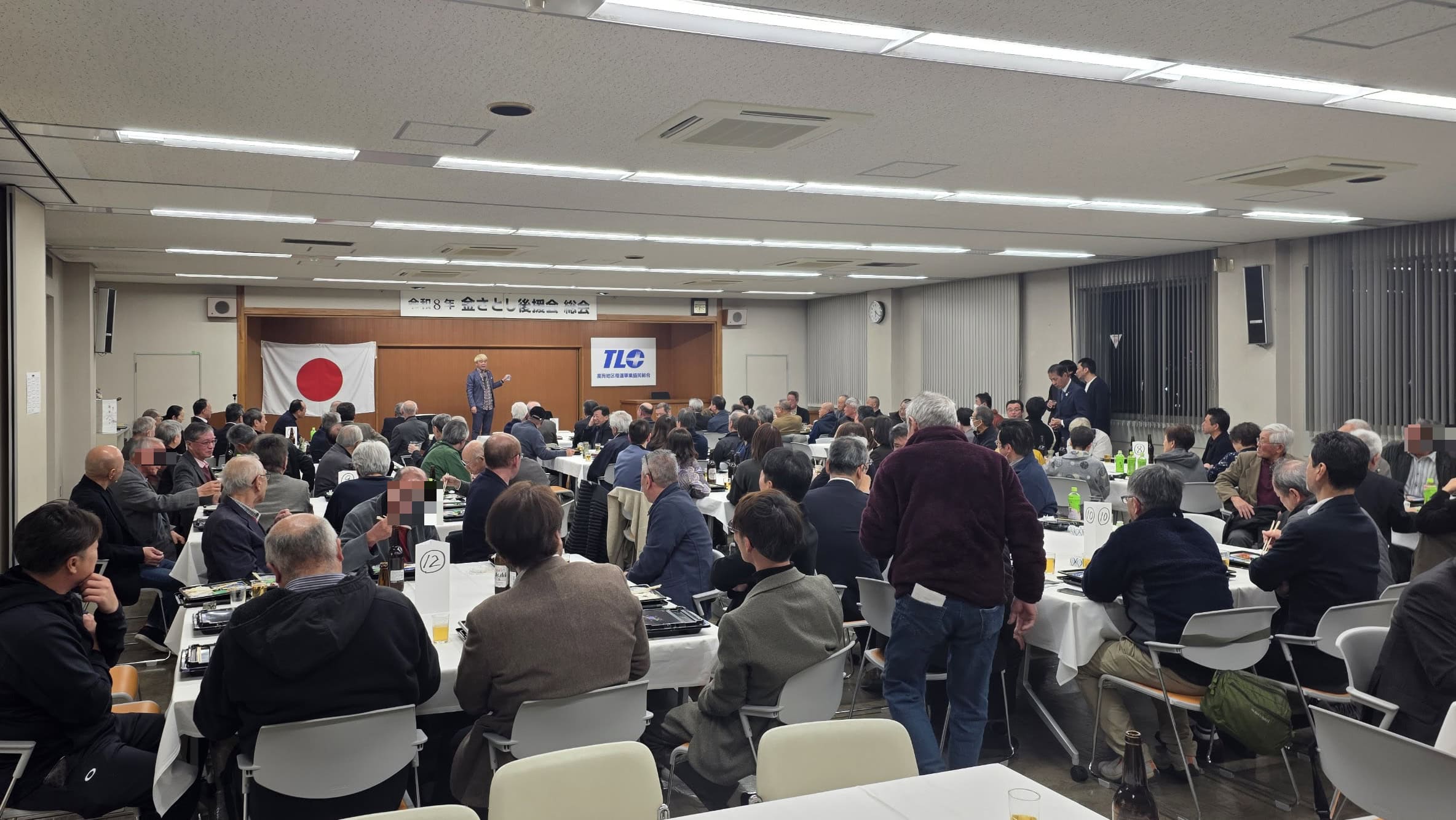 射水市テルシのパーティーでマジックショー! 1 射水市テルシーの会場全景。満席の客席の前でステージマジックを披露するコンプレッサー