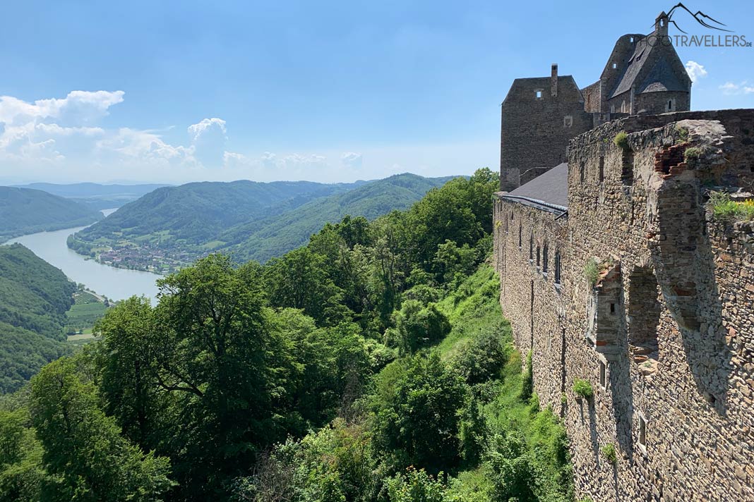 Der Blick zur Burgruine Aggstein mit der Donau im Hintergrund