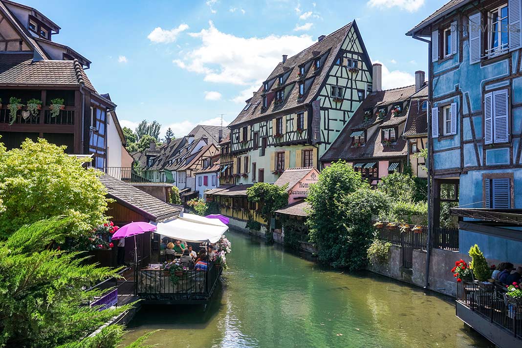 Der Fluss Lauch, der duch "Klein-Venedig" in Colmar fließt, umrahmt von Fachwerkhäusern