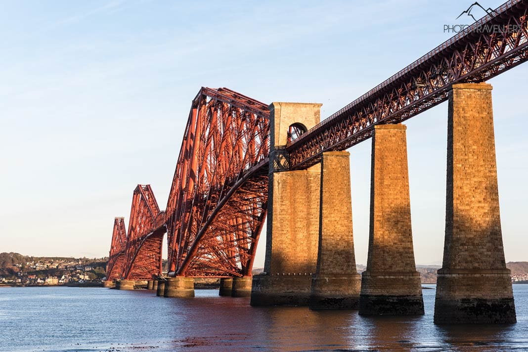 Die imposante Forth Bridge, ein rotes Stahlkonstrukt, in Edinburgh