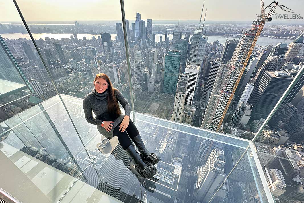 Reisebloggerin Biggi Bauer im gläsernen Kasten des Summit One Vanderbilt mit Blick auf die Stadt