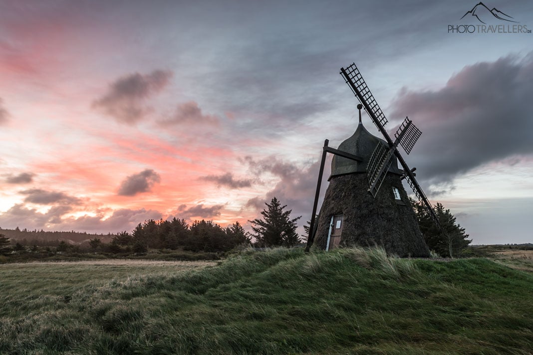 Die Heidemühle Lyngmøllen im Licht der Morgendämmerung