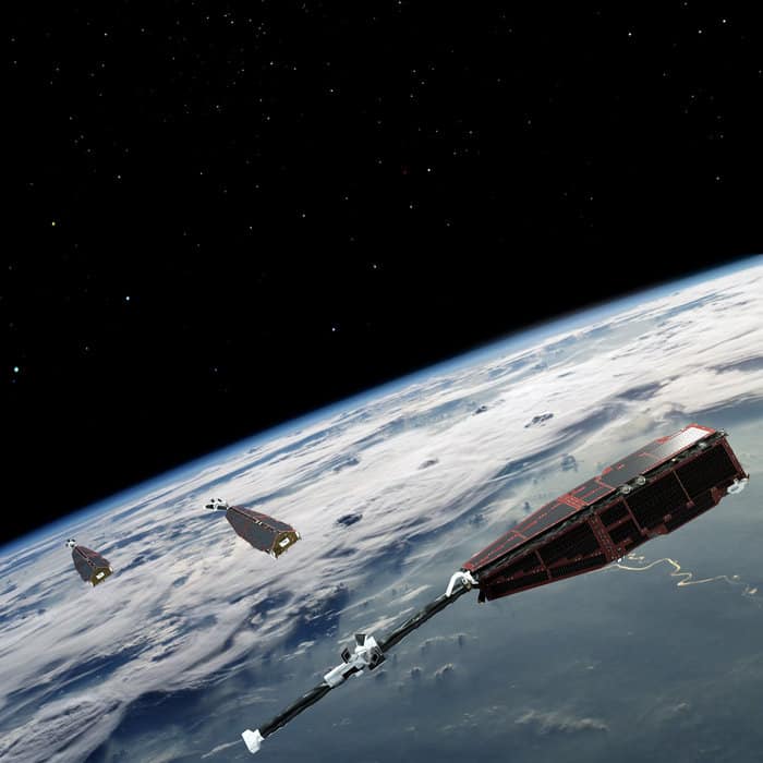 SWARM zeigt Veränderungen im Erdmagnetfeld 4 Swarm_constellation_over_Earth_node_full_image_2