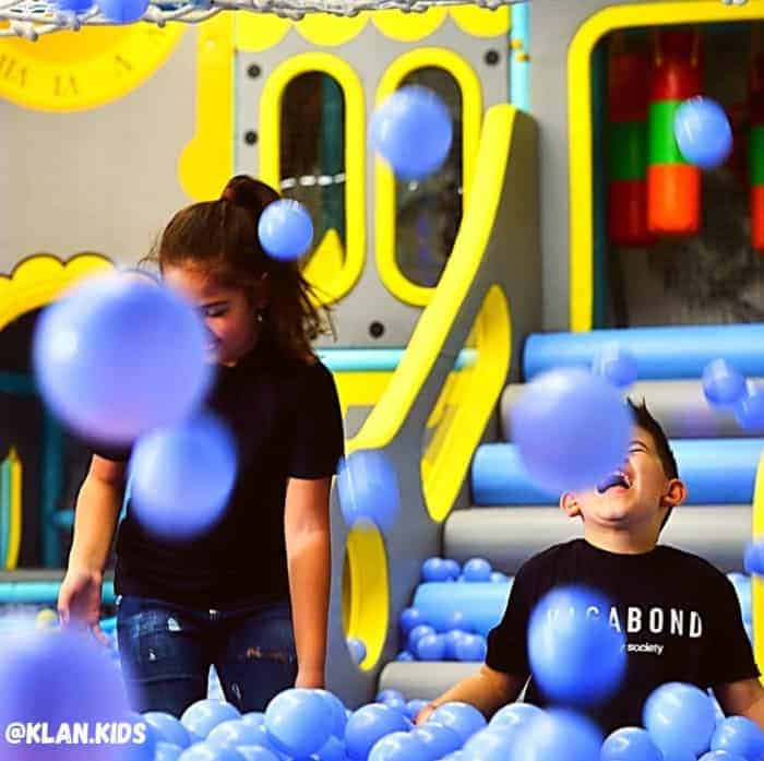 copii joaca mingi KLANkids Locul Perfect pentru Familii