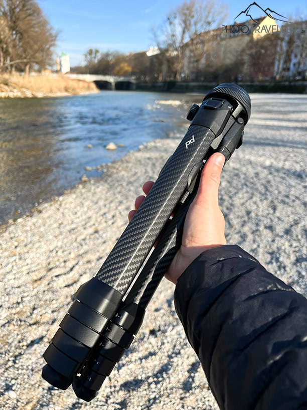 Das Peak Design Travel Tripod zusammengefaltet vor einer Stadtkulisse