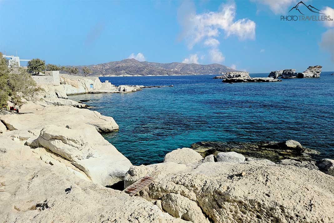 Die hellen Felsklippen am Karras Beach stehen im Kontrast zum türkisblauen Meer