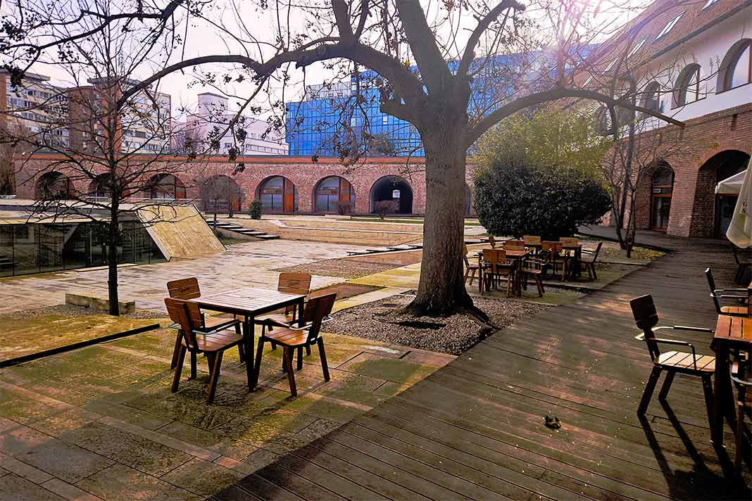 Tische und Stühle von Lokalen zieren den großen Innenhof der Maria-Theresia-Bastion mit ihrer renovierten Backsteinmauern