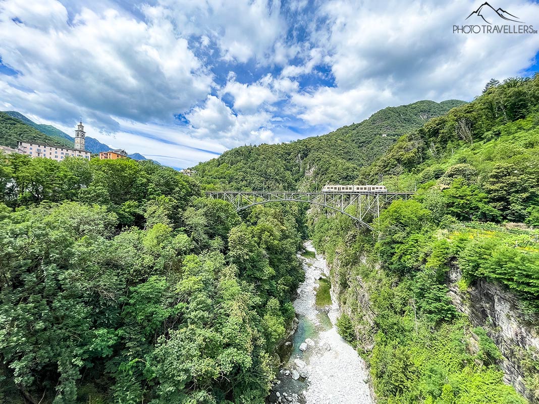 Blick auf die Centovallibahn im Tessin