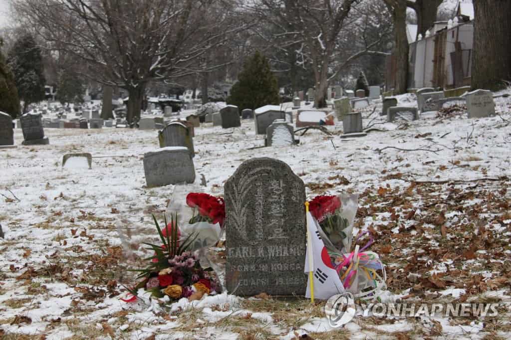 This file photo, taken March 29, 2019, shows the grave of Korean independence activist Hwang Ki-hwan at Mount Olivet Cemetery in New York. (Yonhap)
