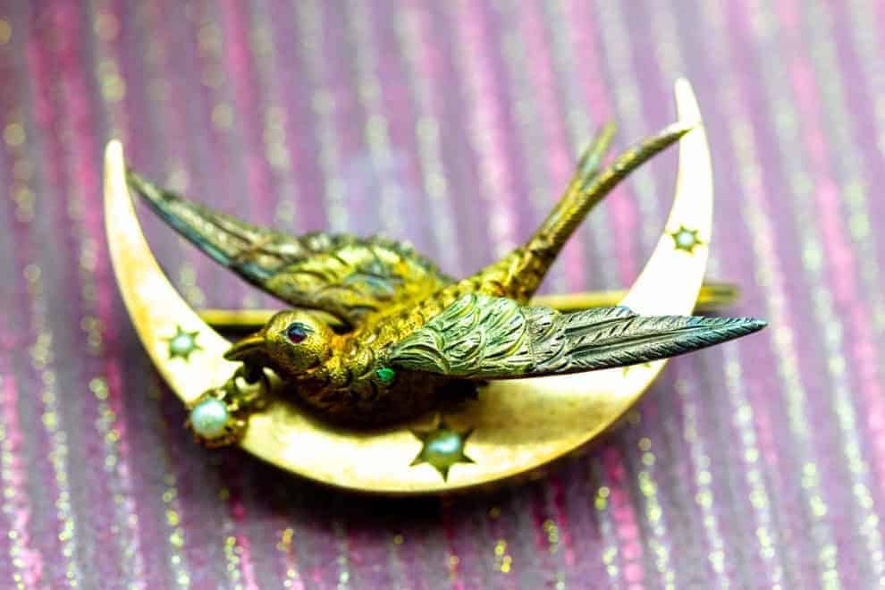 El Monte La Caja de Canarias Subasta febrero 2026 - Broche oro media luna y pájaro (ampliación)