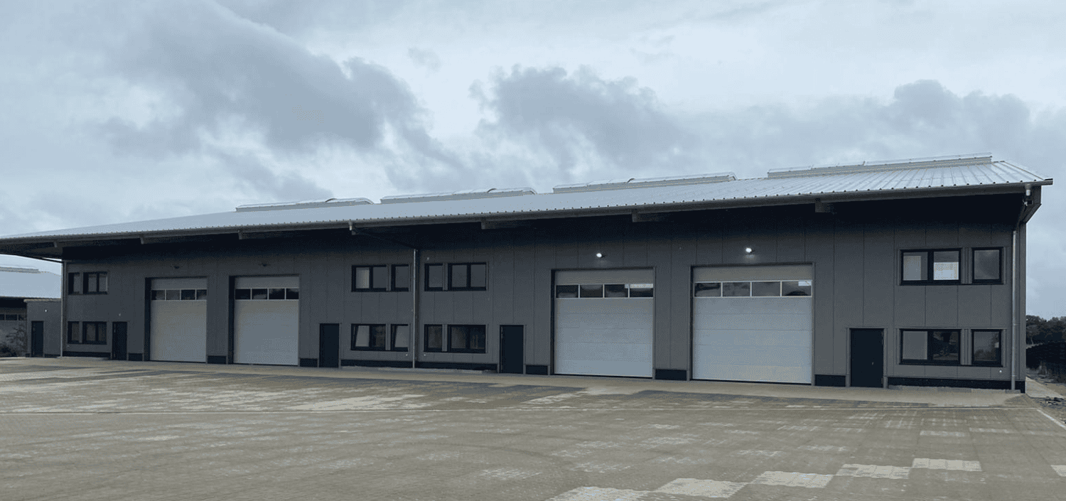 Iso-Dach und Wandpaneele für Mehrzweckhalle, Fassade RAL 9006 abgesetzt mit Kantteilen in RAL 3000, Grundfläche 1200 m2. Baubreite?