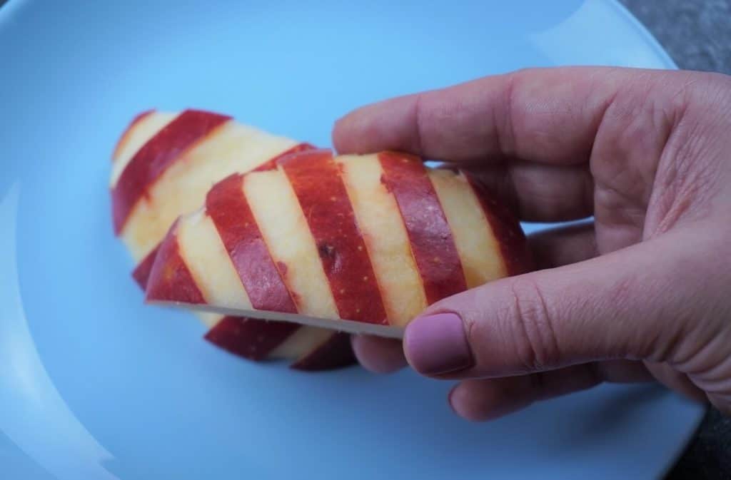 Apfel schneiden Querstreifen für die Pausendose für Kinder