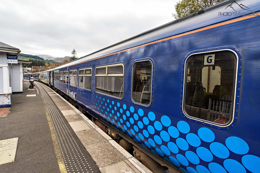 Ein Zug von ScotRail im Bahnhof von Crianlarich