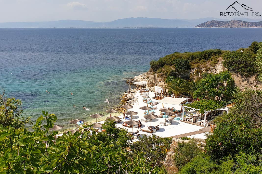 Der Blick von oben auf die Karnagio Bar auf Thassos