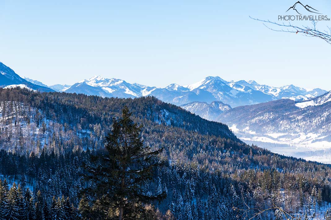 Der Blick über die verschneiten Berge