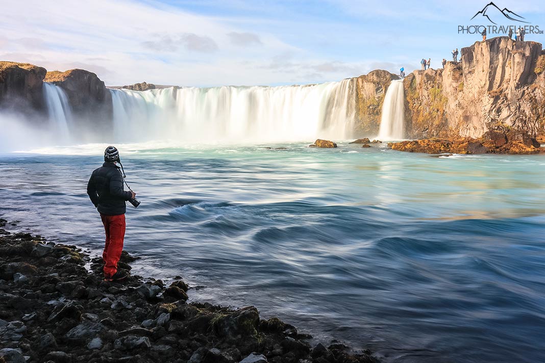 Reiseblogger Florian Westermann mit der Kamera am Goðafoss