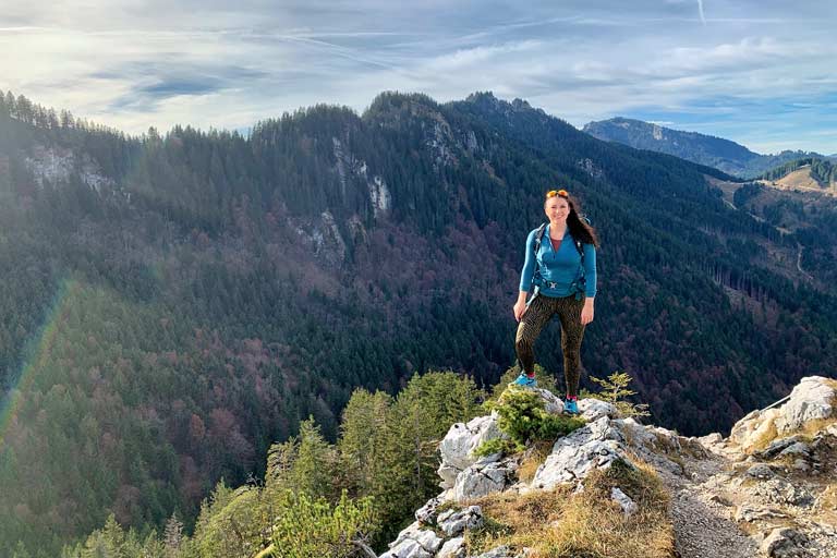startseite-bayern-wank-wanderung Reisebloggerin Biggi Bauer auf einem Felsen auf dem Wank