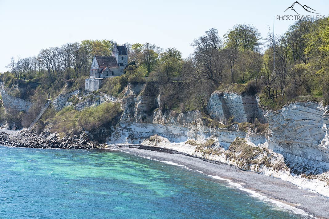 Die Hojerup Gamle Kirke auf den Klippen von Stevns Klint