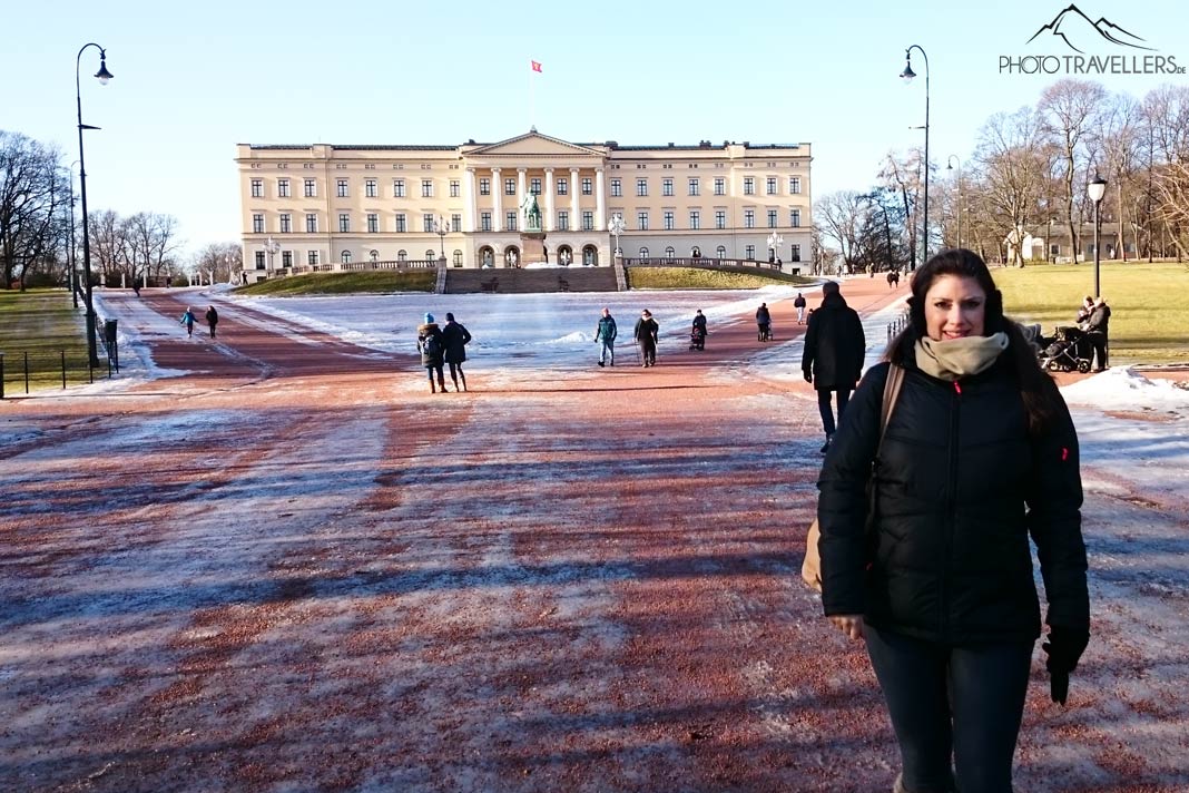 Reisebloggerin Biggi Bauer vor dem königlichen Schloss in Oslo