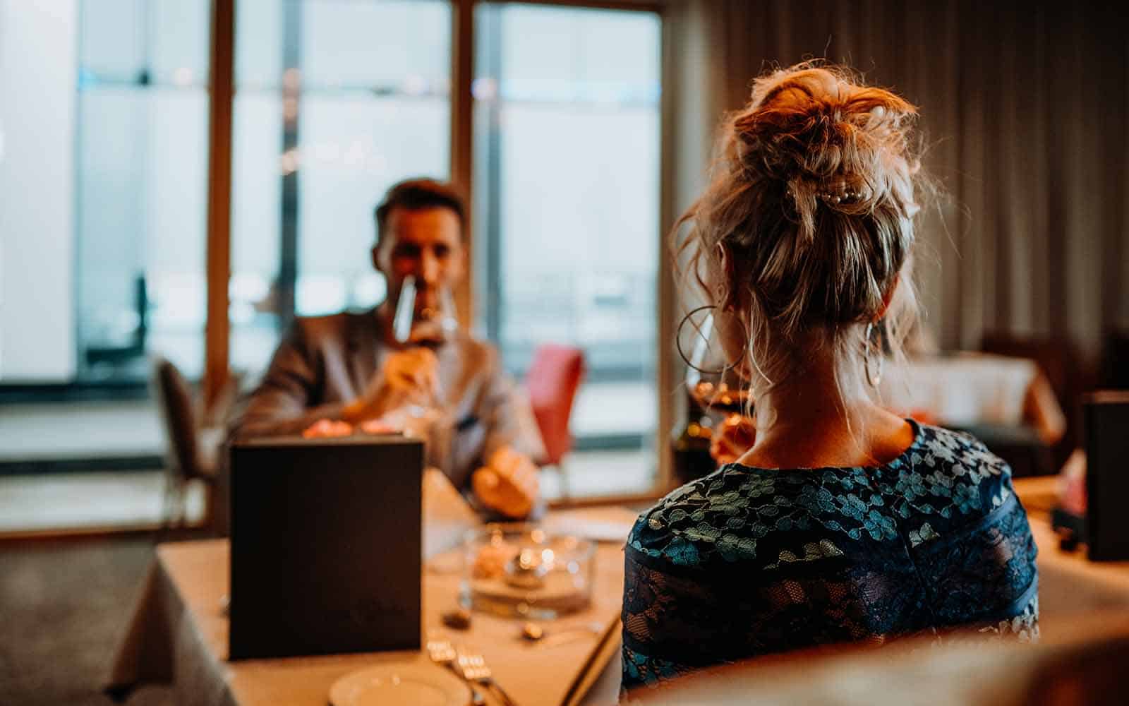 Paar beim romantischen Abend-Menü im Restaurant unseres Hotels