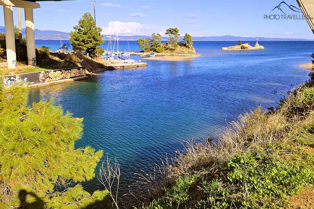 Der schmale Kanal in Potidea trennt die Insel Chalkidiki vom Festland