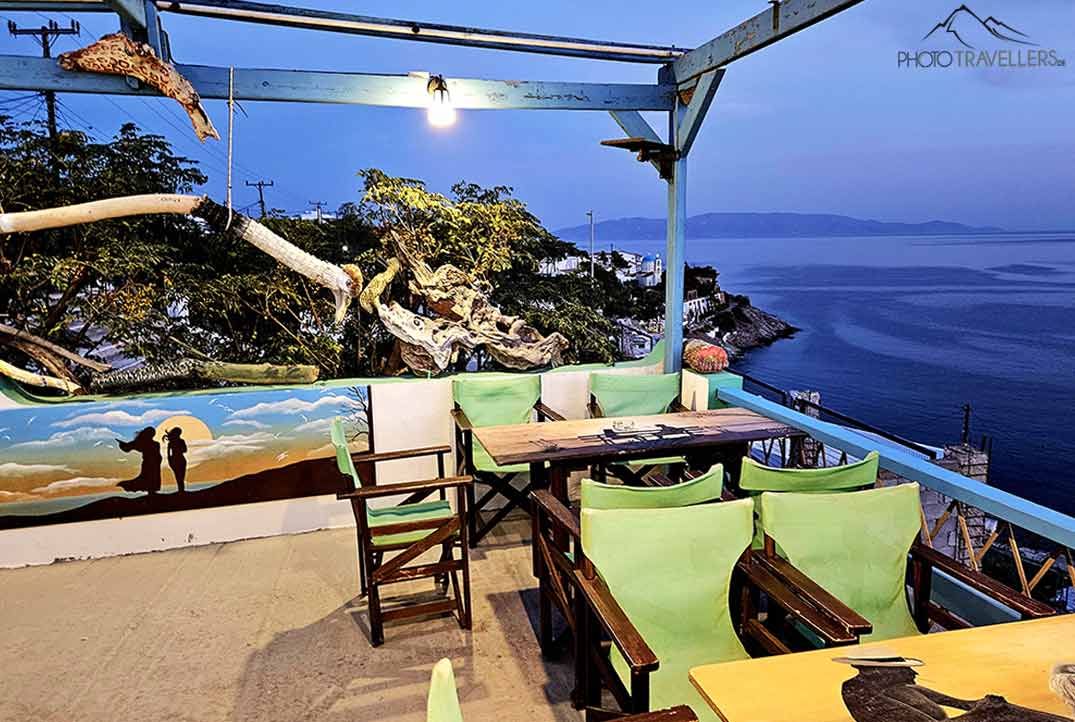 Leere Tische und Stühle auf der Terrasse der Taverna Ofiusa über der Bucht von Kanala