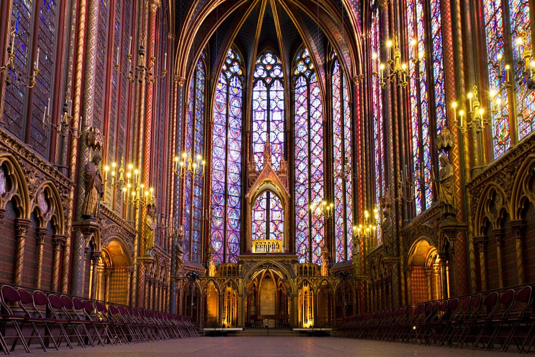 Die Buntglasfenster im Inneren der der Sainte Chapelle in Paris
