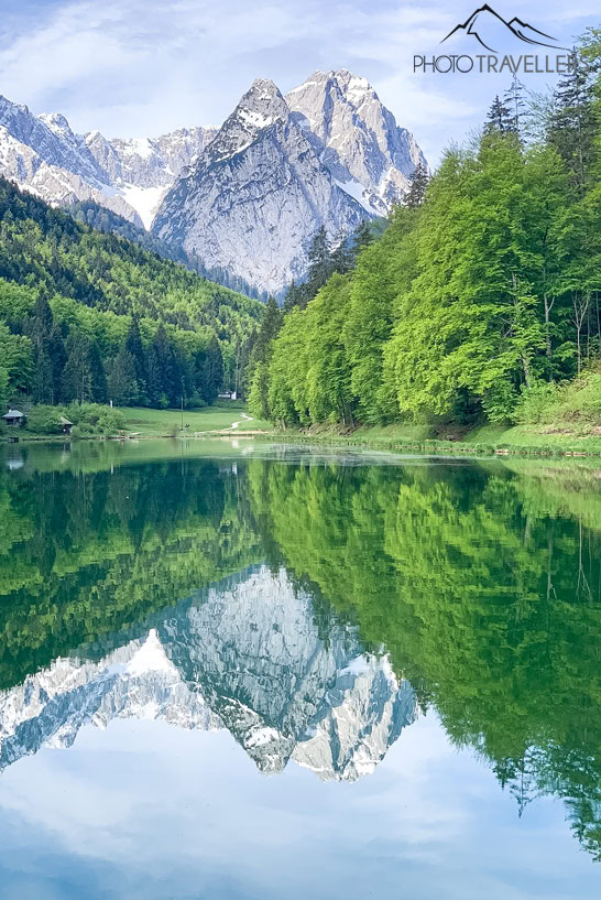 Der Blick überden Riessersee mit den Bergen im Hintergrund