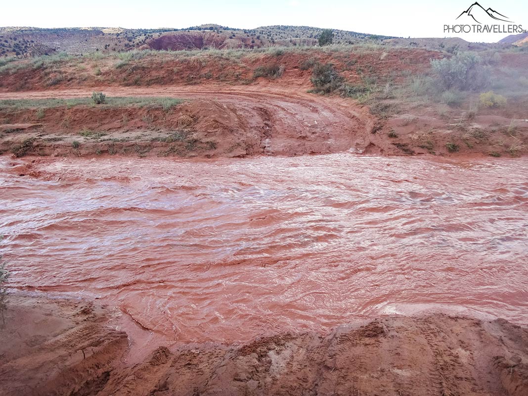 Eine Flashflood überspült die House Rock Valley Road